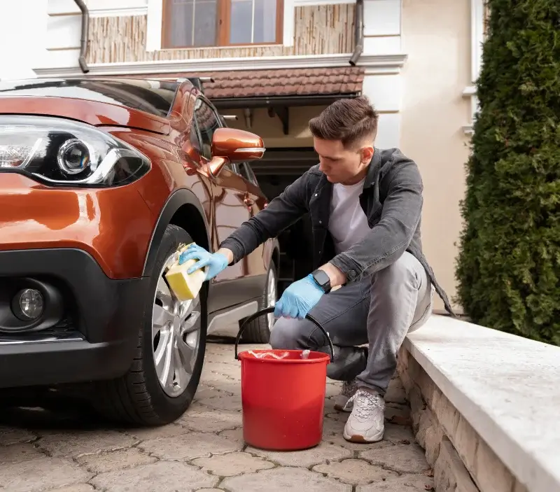 Lavage auto à domicile Saint-Méloir-des-Ondes : professionnel intervenant sur un véhicule
